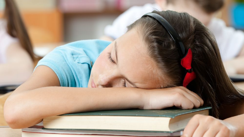 Čeští žáci málo spí. Výuka od 9:00 však nemusí být řešením